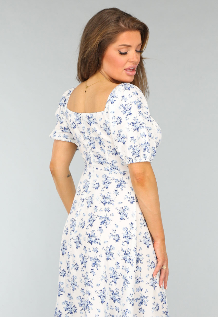 Witte Lange Jurk met Blauwe Bloemenprint en Split