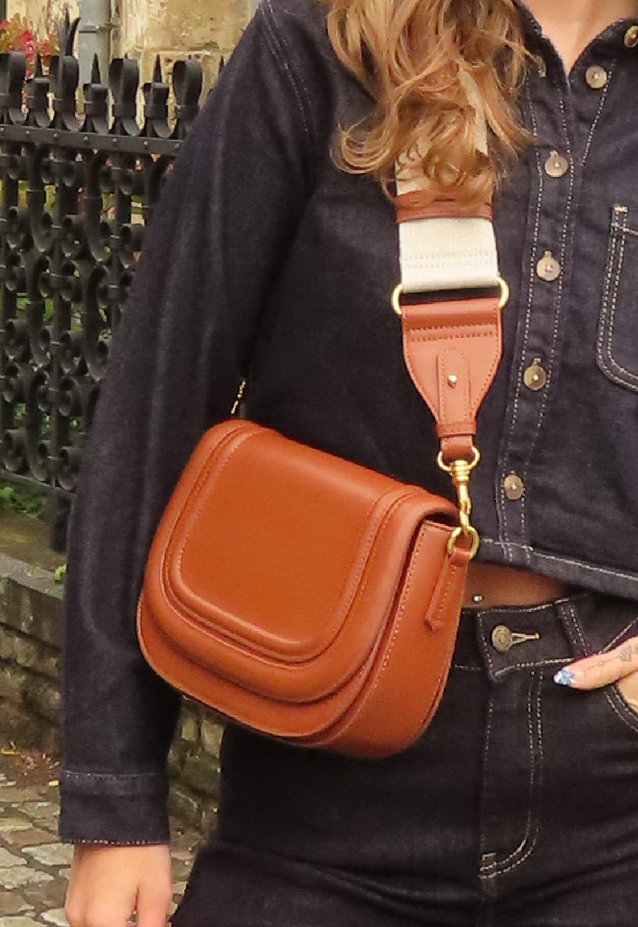 Bruine Crossbody Tas met Brede Schouderband en Gouden Accenten