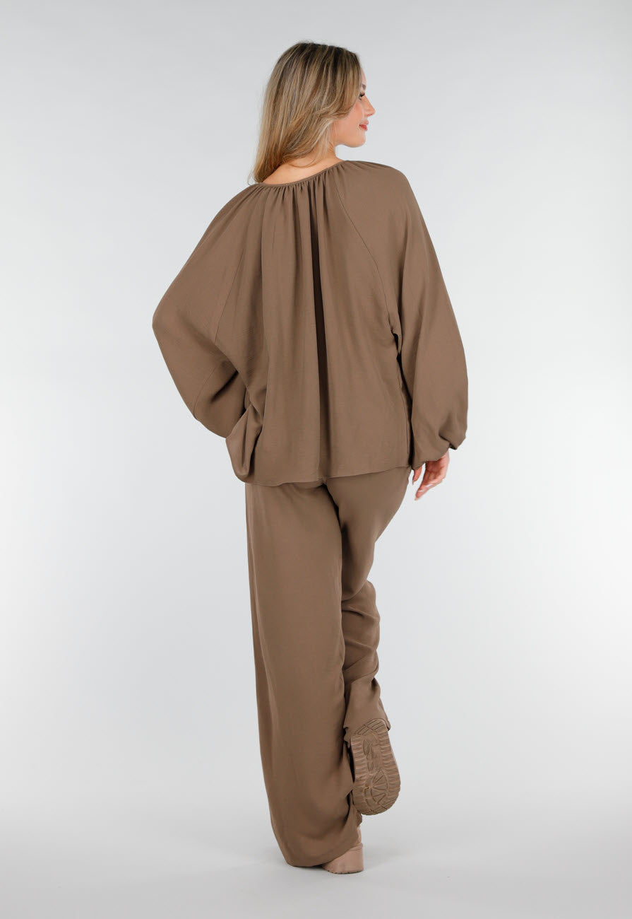 Bruine Stretch Blouse met Striksluiting en Wijde Mouwen