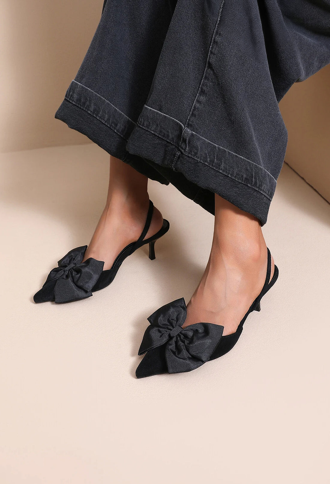 NEW190826 Zwarte Slingback Pumps met Strik, Puntneus en Kitten Heel