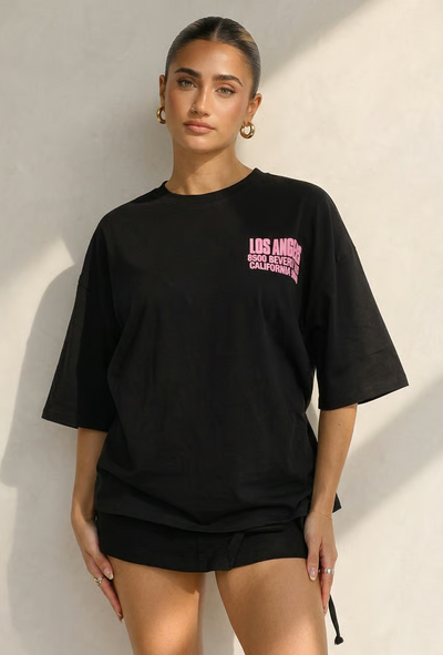 Zwart Oversized T-shirt met Roze Tekst en Korte Mouwen