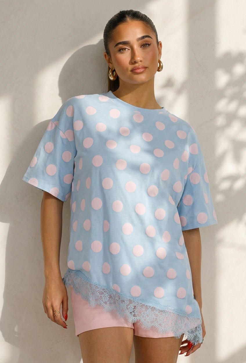 Lichtblauw T-Shirt met Roze Stippen en Kant