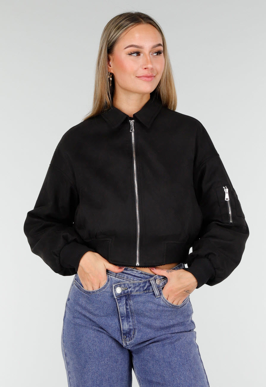 Zwarte Cropped Bomberjas met Zilverkleurige Rits en Utility-Zak op de Mouw