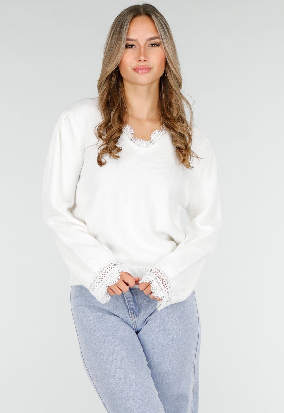 Witte Trui met V-Hals en Kantdetails aan Mouwen en Hals