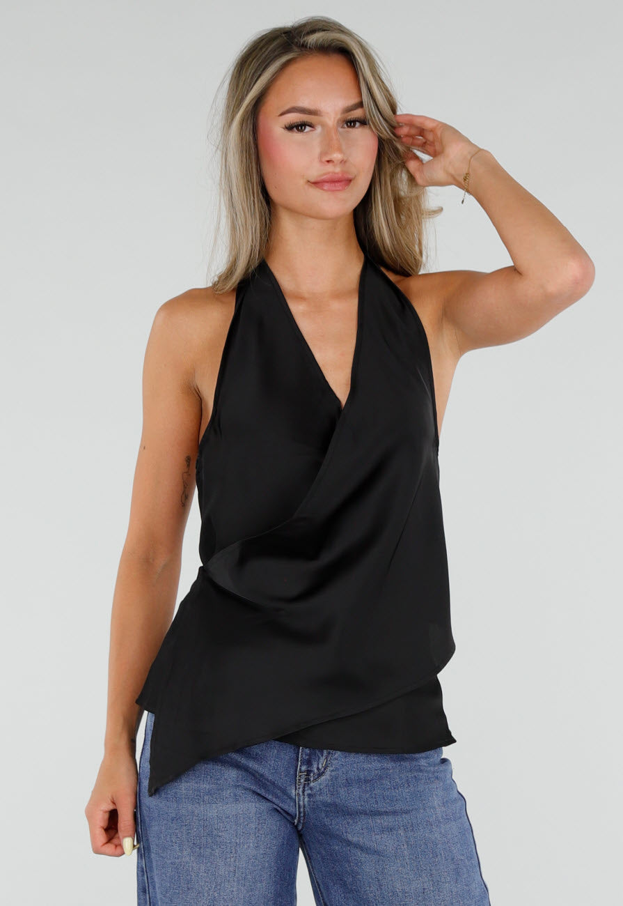 NEW050826 Zwarte Satijnen Halter Top met Overslag en Asymmetrische Zoom