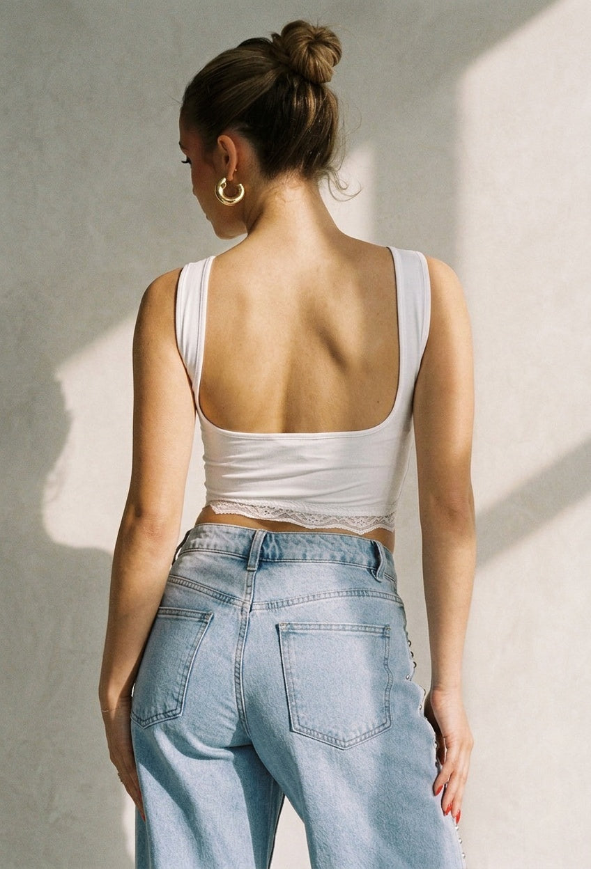 Witte Cropped Top met Kanten Rand en Brede Bandjes