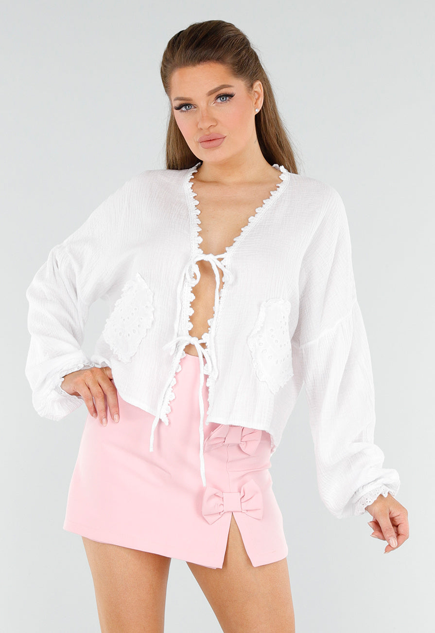 Witte Blouse met Koordsluitingen en Hartvormige Zakken