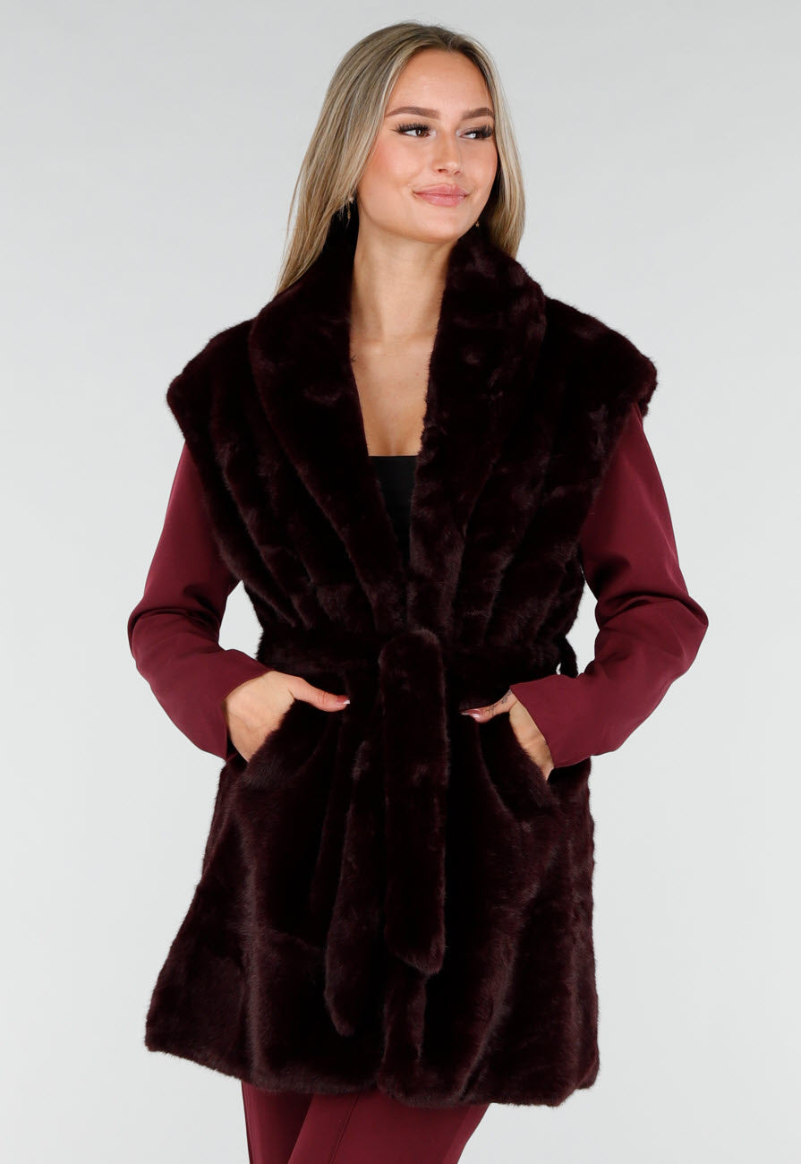 Bordeauxrode Faux Fur Bodywarmer met Ceintuur