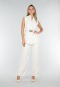 Witte Matchende Set met Mouwloze Top, Statement Riem en Wide Leg Broek
