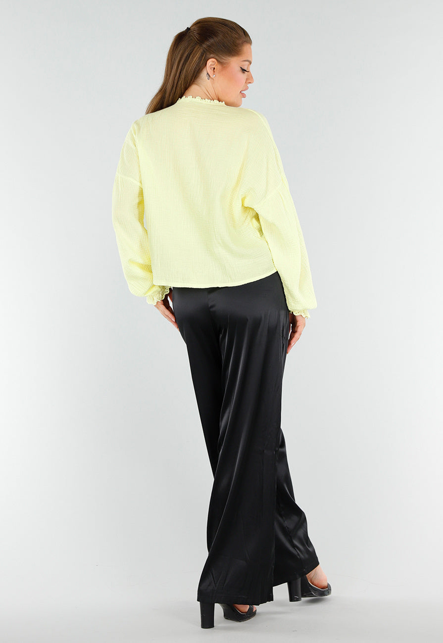 Butter Yellow Knoopblouse met Hartvormige Broderiezakken en Striksluiting