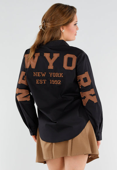 Zwarte Blouse met New York Patchletters op Rug