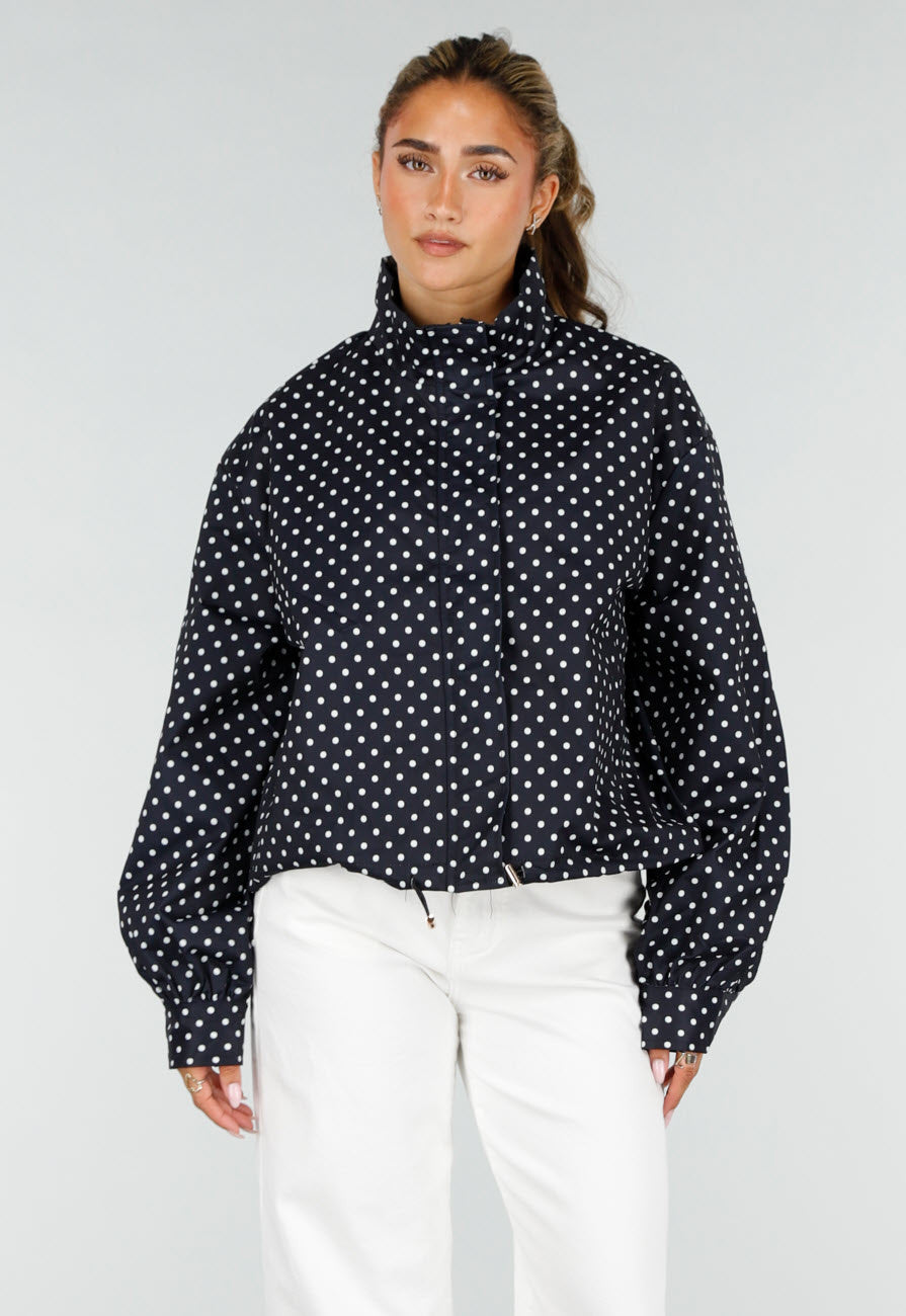 NEW220726 Zwarte Polkadot Jas met Hoge Kraag, Ritssluiting en Trekkoord