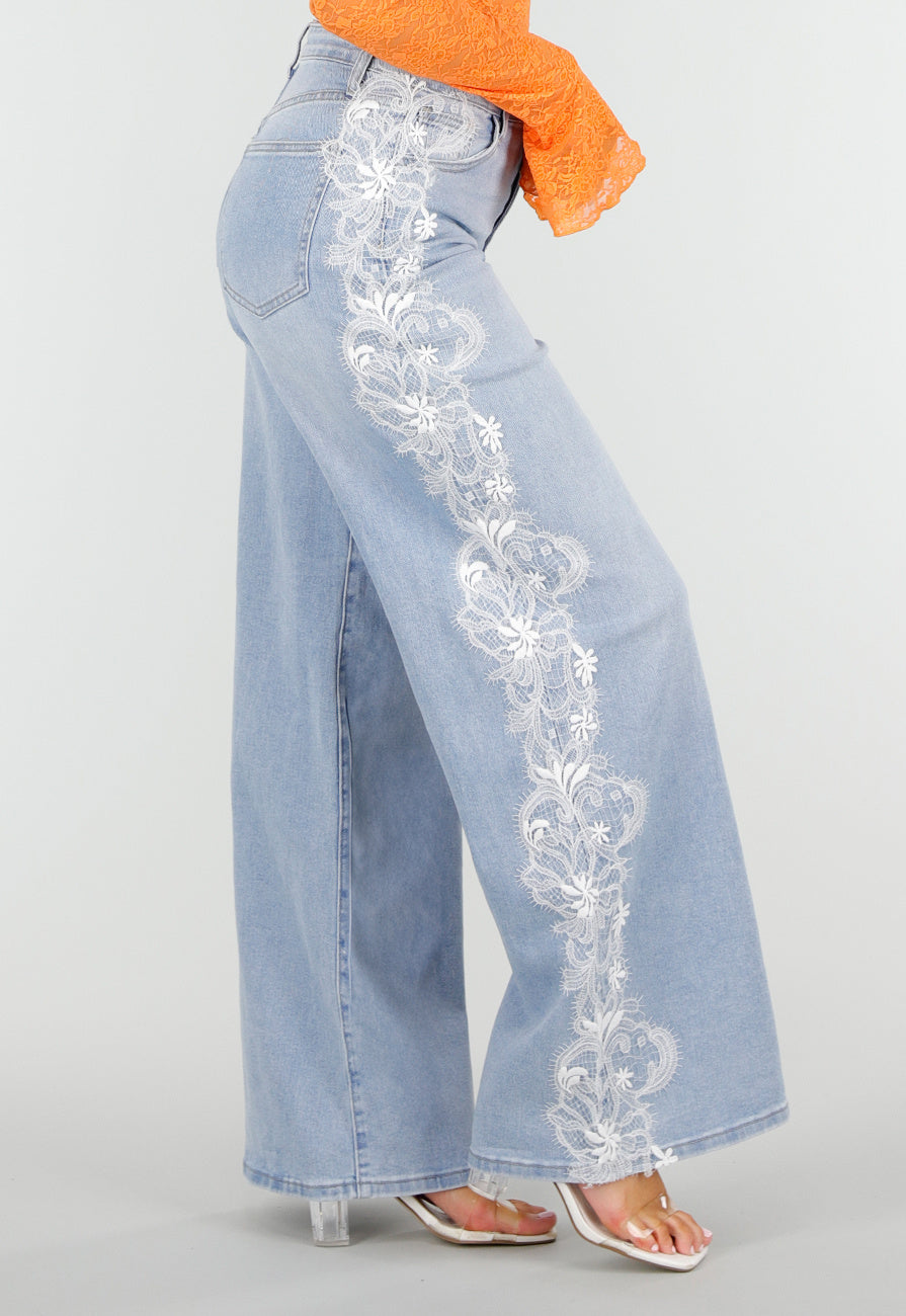 Lichtblauwe Denim Wide Leg Jeans met Kantdetail en Hoge Taille