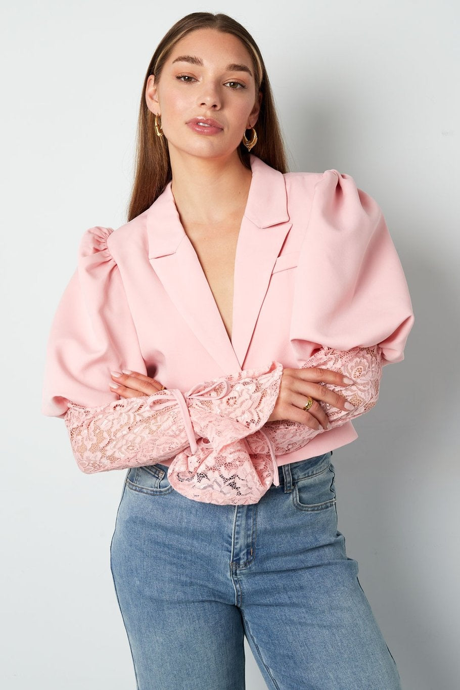 Lichtroze Korte Blazer met Kanten Mouwen en Pofmouwen