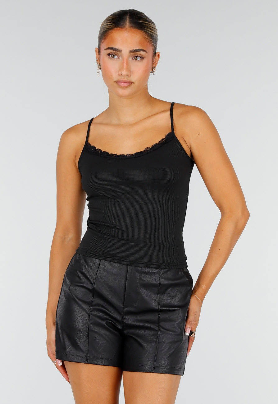 NEW260826 Zwarte Rib Top met Spaghettibandjes en Kanten Halslijn