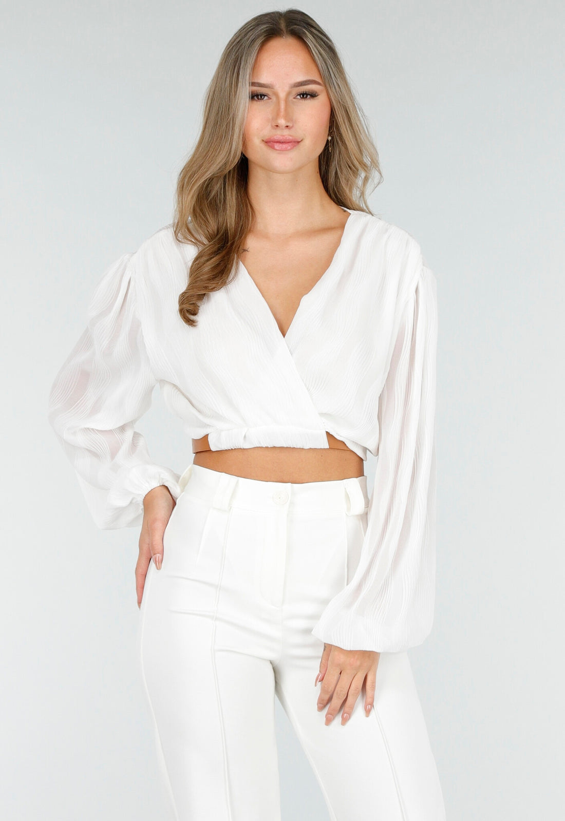 Witte Crop Blouse met V-Hals en Luchtige Mouwen