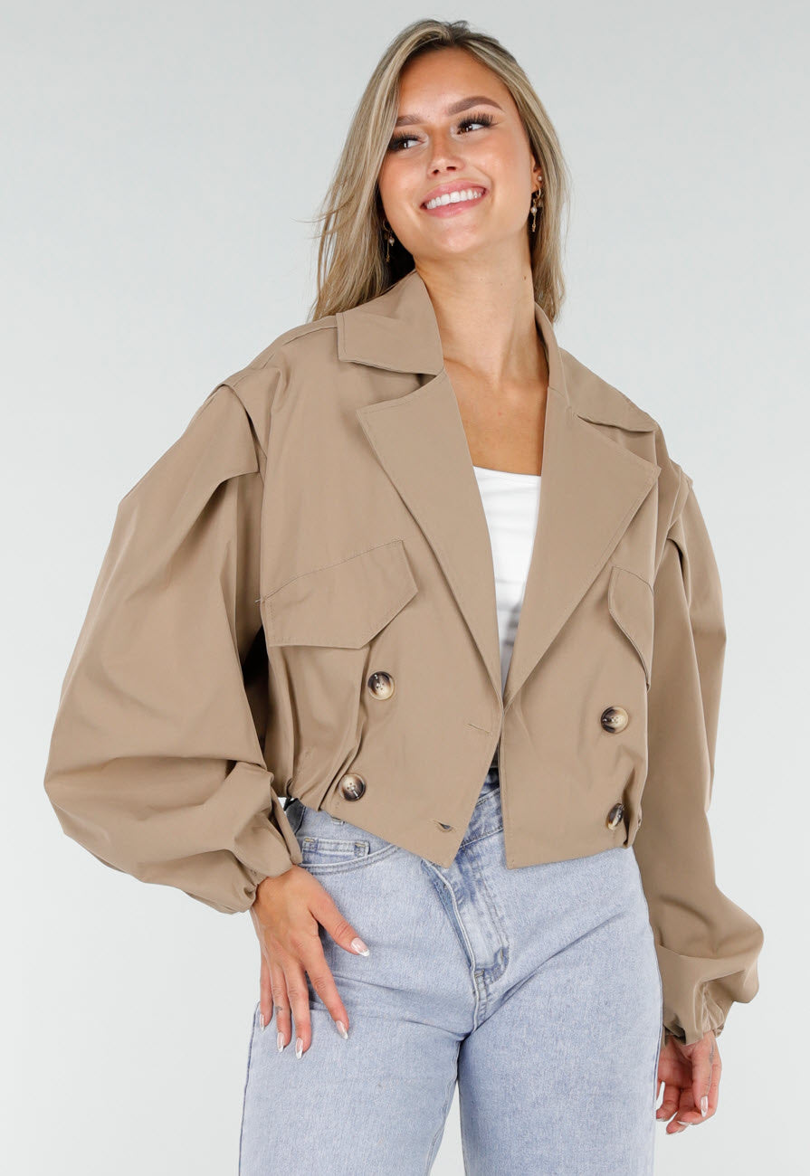 Korte Trench Coat in Camel met Pofmouwen en Knopen