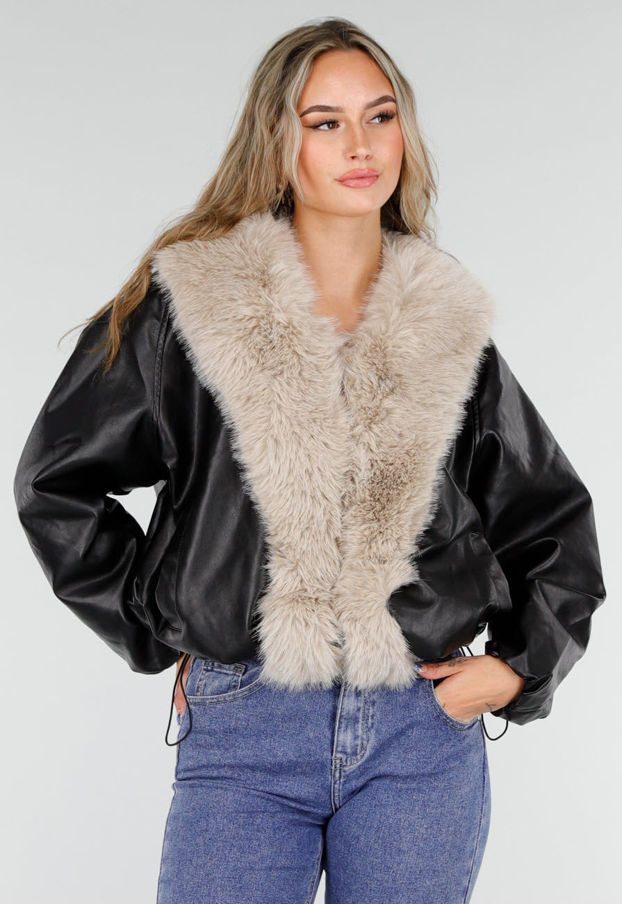 Zwarte Lederlook Jas met Beige Faux Fur Kraag