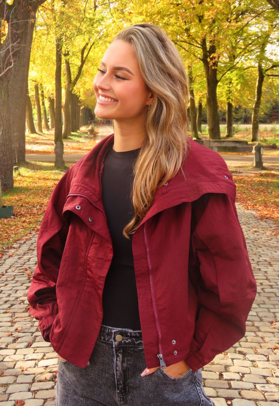 Cropped Lightweight Jas in Bordeauxrood met Brede Kraag