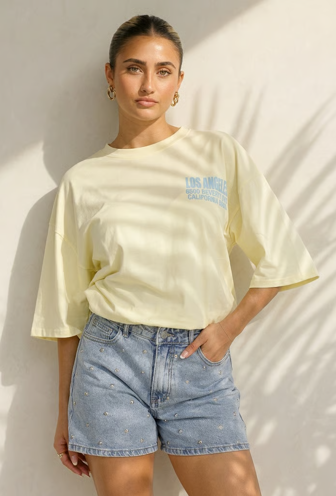 Lichtgeel Oversized T-shirt met Blauwe Tekst en Korte Mouwen