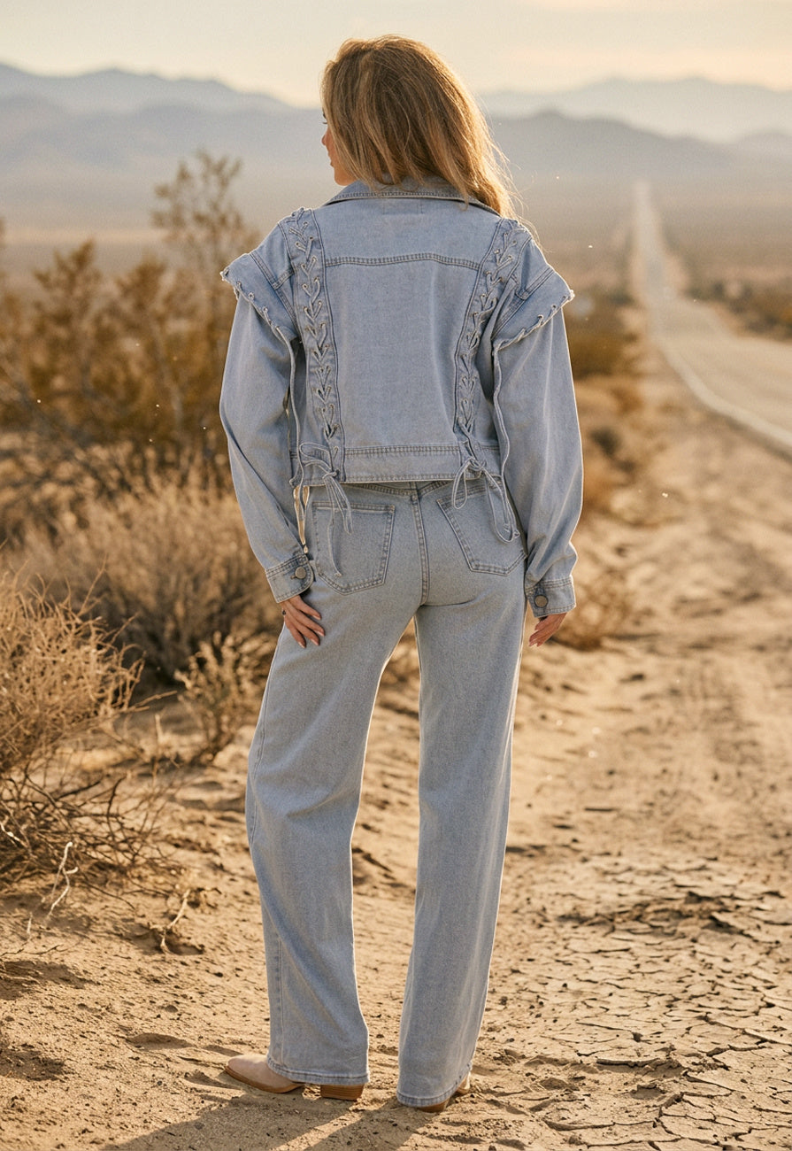 Lichtblauw Denim Jasje met Veterdetails en Ruffle Schouders