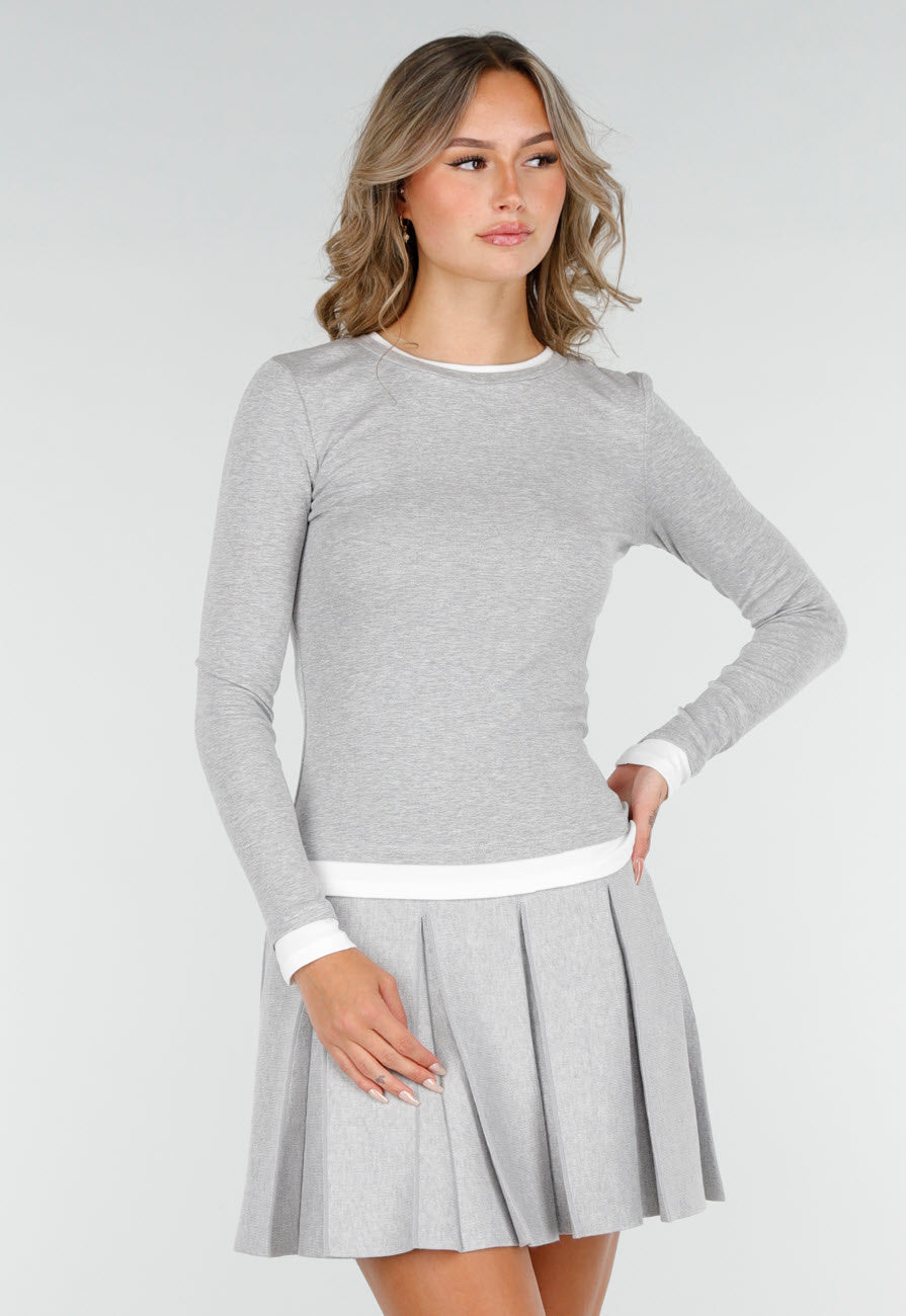 Grijze Longsleeve Top met Witte Boorden aan Hals en Mouwen