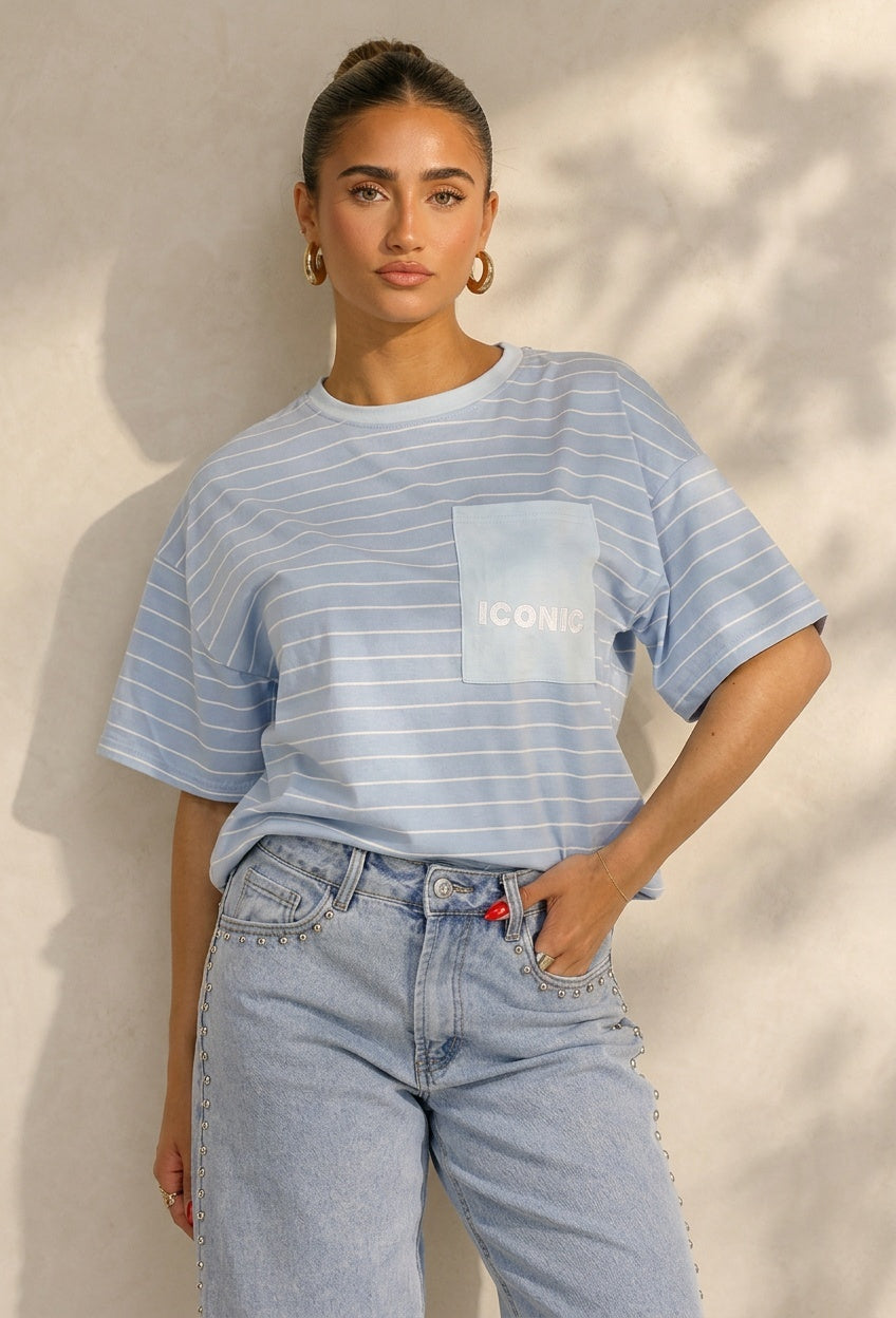 Lichtblauw Gestreept T-shirt met Witte Borstzak en Tekstprint