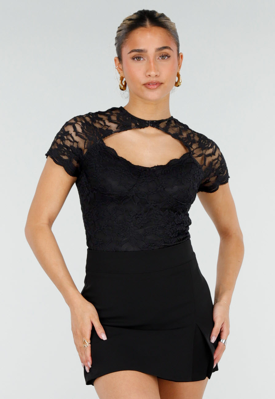 Zwarte Kant Top met Korte Mouwen en Cut Out