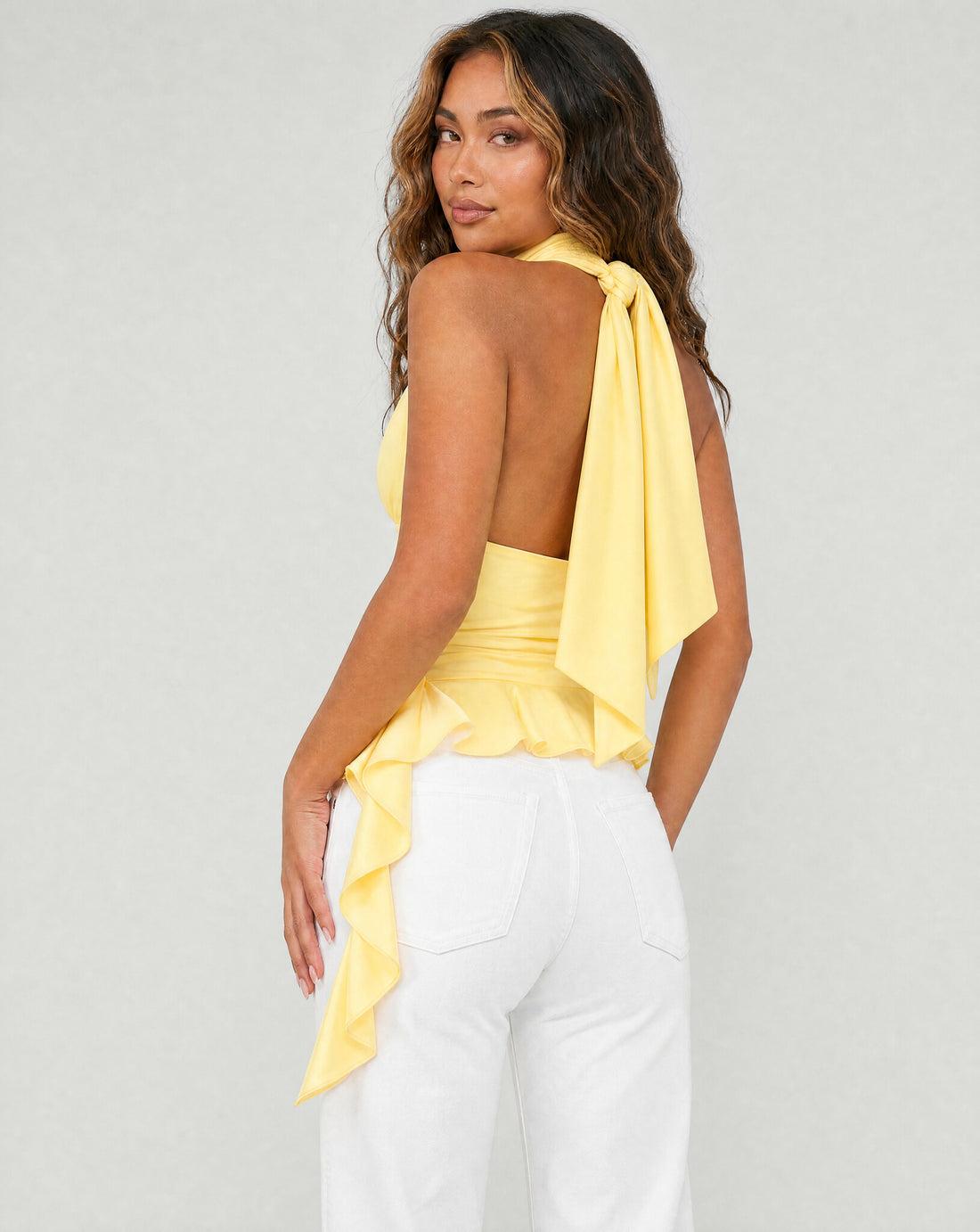 NEW260826 Lichtgele Halter Top met Diepe V-Hals en Volant Zoom