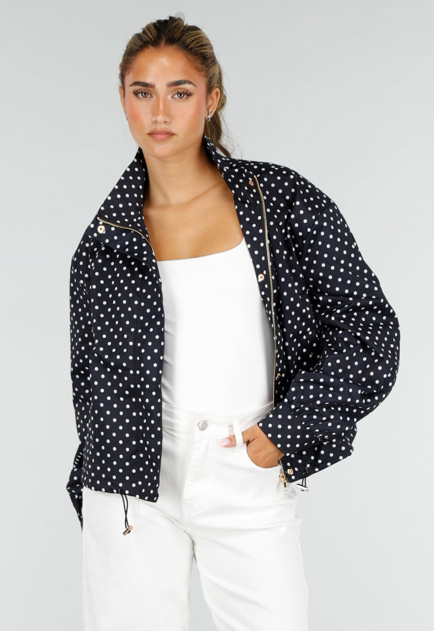 NEW220726 Zwarte Polkadot Jas met Hoge Kraag, Ritssluiting en Trekkoord
