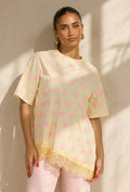 Lichtgeel T-Shirt met Roze Stippen en Kant