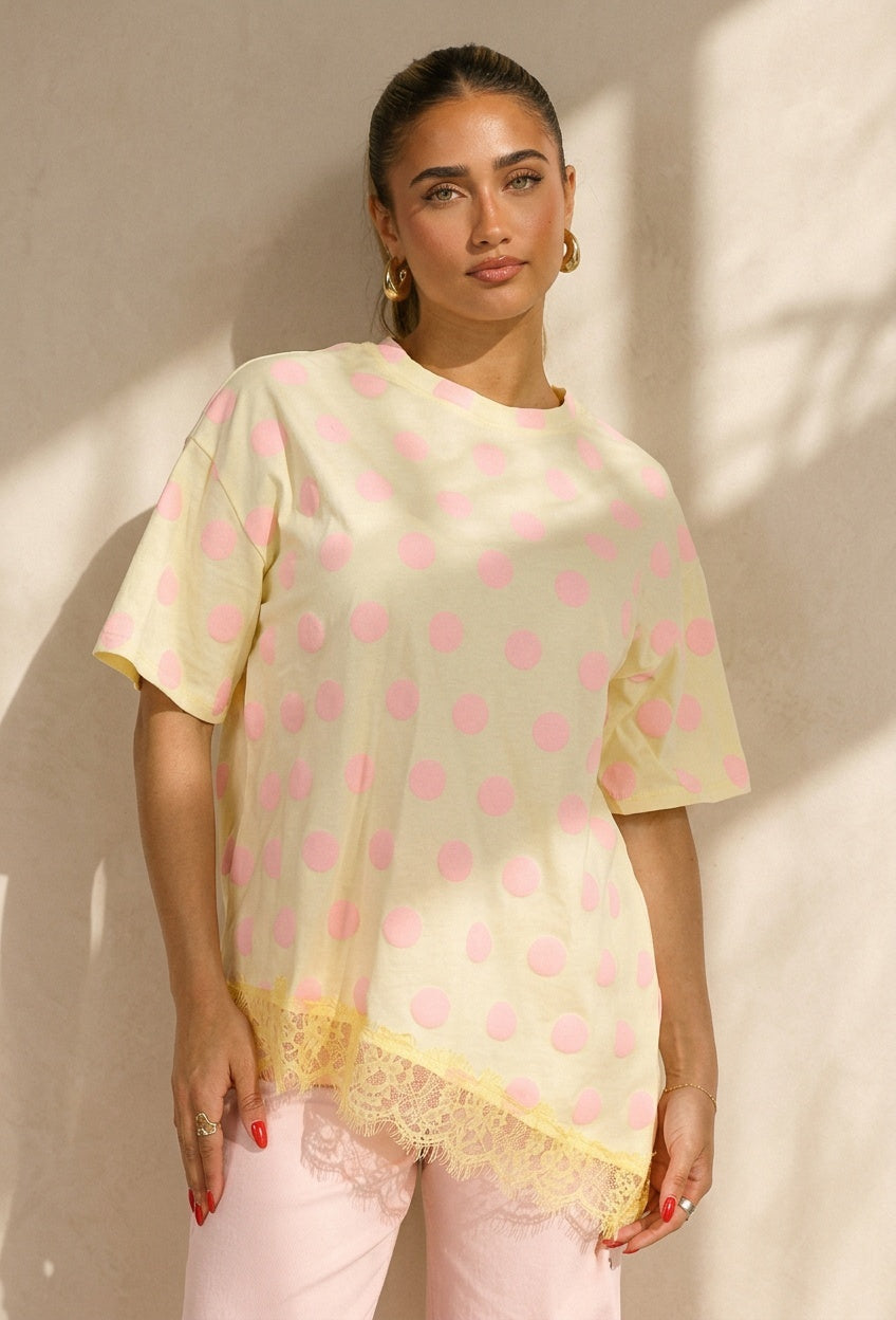 Lichtgeel T-Shirt met Roze Stippen en Kant