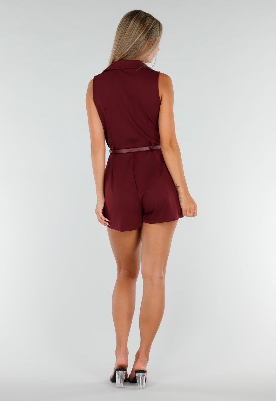 NEW020926 Bordeauxrode Mouwloze Playsuit met Revers, Riem, Blinde Rits en Stretch